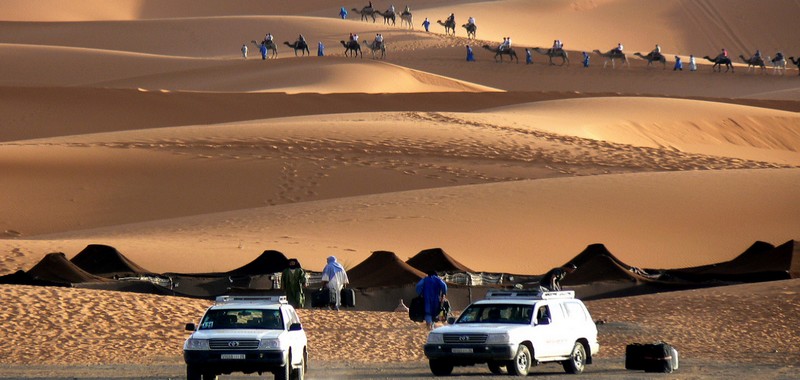 campamento de lujo en el desierto Agafay a 45 minutos de Marrakech con vista al Atlas