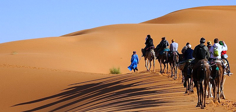 dunas del Erg Chebbi en el desierto de Merzouga, circuito por el Sáhara marroquí desde Marrakech