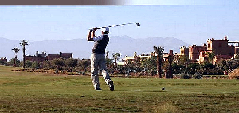 fairway and palm trees of a Marrakech golf course, all-inclusive group golf in Marrakech for a small group in a private house