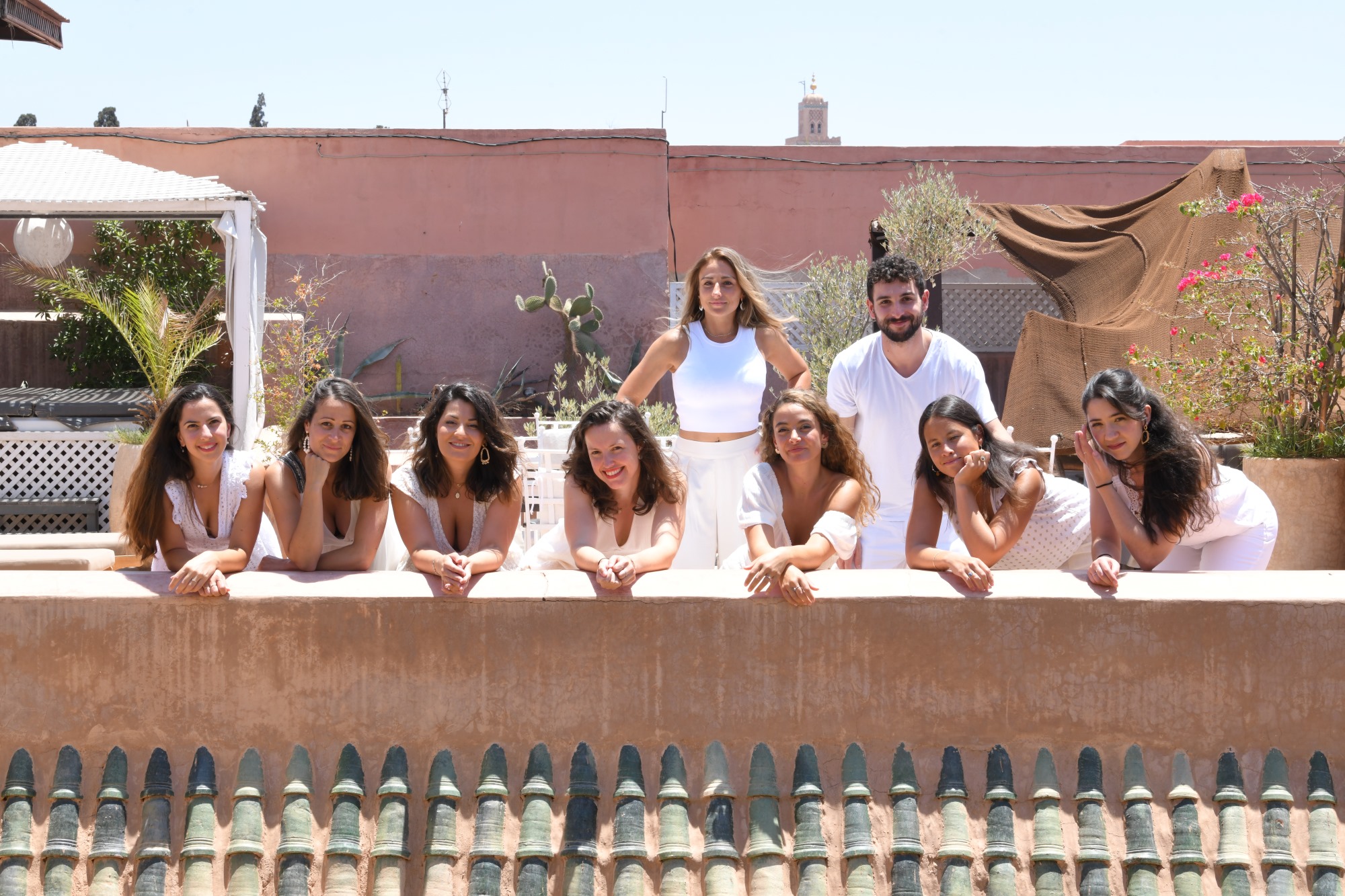 Fotoshooting im Patio des Riads zwischen Bögen und Zellige, Mädels-Wochenende in Marrakesch
