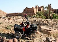 quad y dromedario al atardecer en el desierto Agafay Marrakech